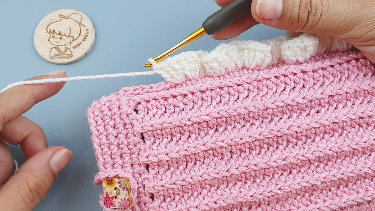 Very Easy Crochet Phone Case looks so lovely in this crochet style | ViVi Berry DIY