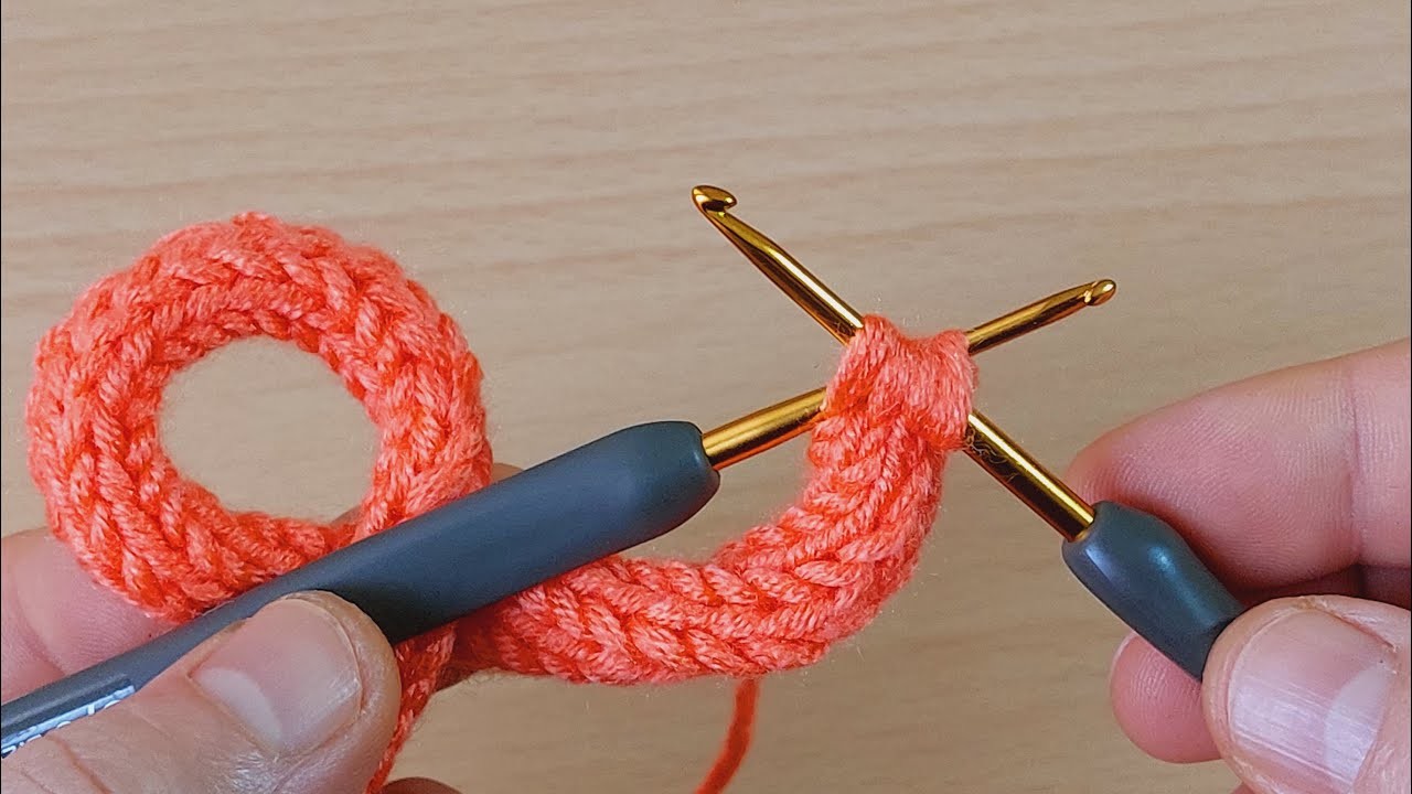 My god!! An interesting and different super crochet idea with 2 tene crochet. enteresan tığ iş